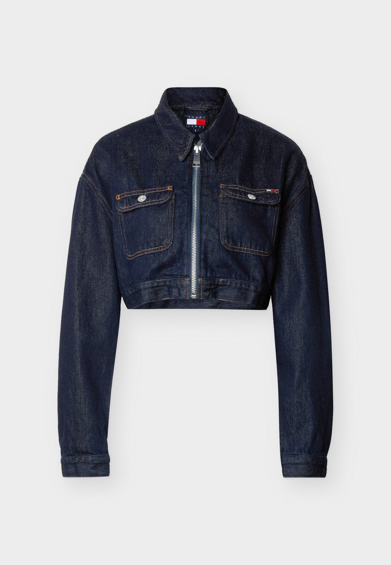 Dunkelblaue, kurze Jeansjacke mit vorne liegendem Reißverschluss, zwei aufgesetzten Brusttaschen mit Klappen und Knöpfen sowie einem spitzen Kragen.