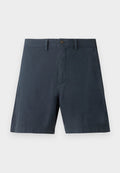 Navyblaue Shorts aus einem Baumwoll-Mix, mit Knopfverschluss, seitlichen Taschen und geradem Beinschnitt.