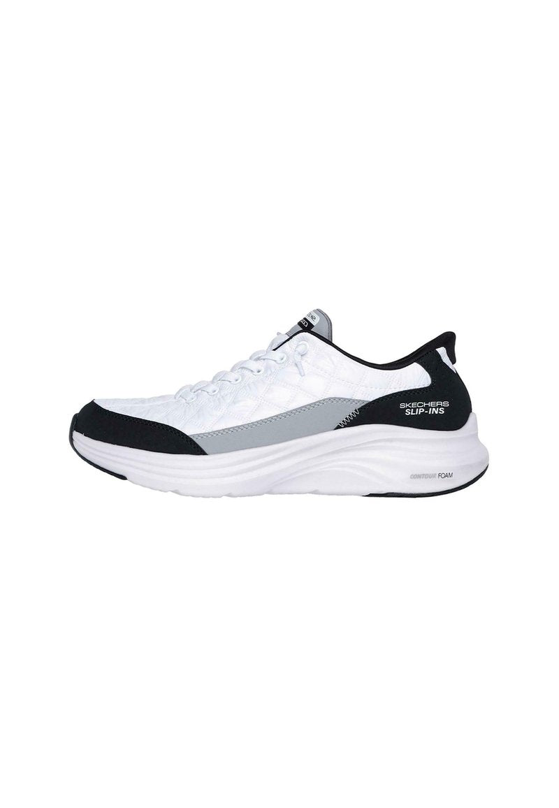 Weißer Sportschuh mit strukturiertem Obermaterial, schwarzen Akzenten und grauem Seitenteil. Ausgestattet mit einer gepolsterten Sohle, die mit "Contour Foam" beschriftet ist.