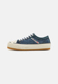 Denim-Sneaker mit weißer Gummikappe und Gummisohle. Schnürverschluss, Obermaterial aus blauem Denim mit strukturierter Oberfläche und einem Logolabel.