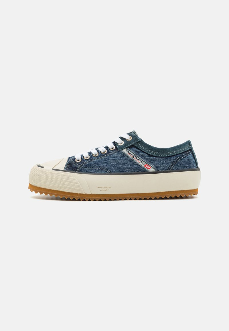 Denim-Sneaker mit weißer Gummikappe und Gummisohle. Schnürverschluss, Obermaterial aus blauem Denim mit strukturierter Oberfläche und einem Logolabel.