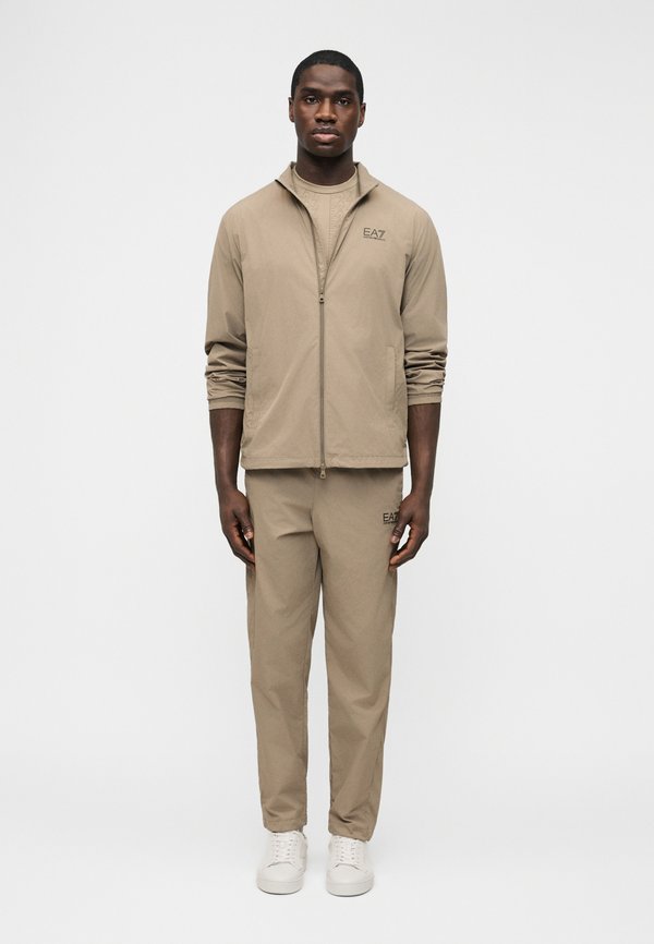 EA7 Emporio Armani TRAIN CORE SUIT SET