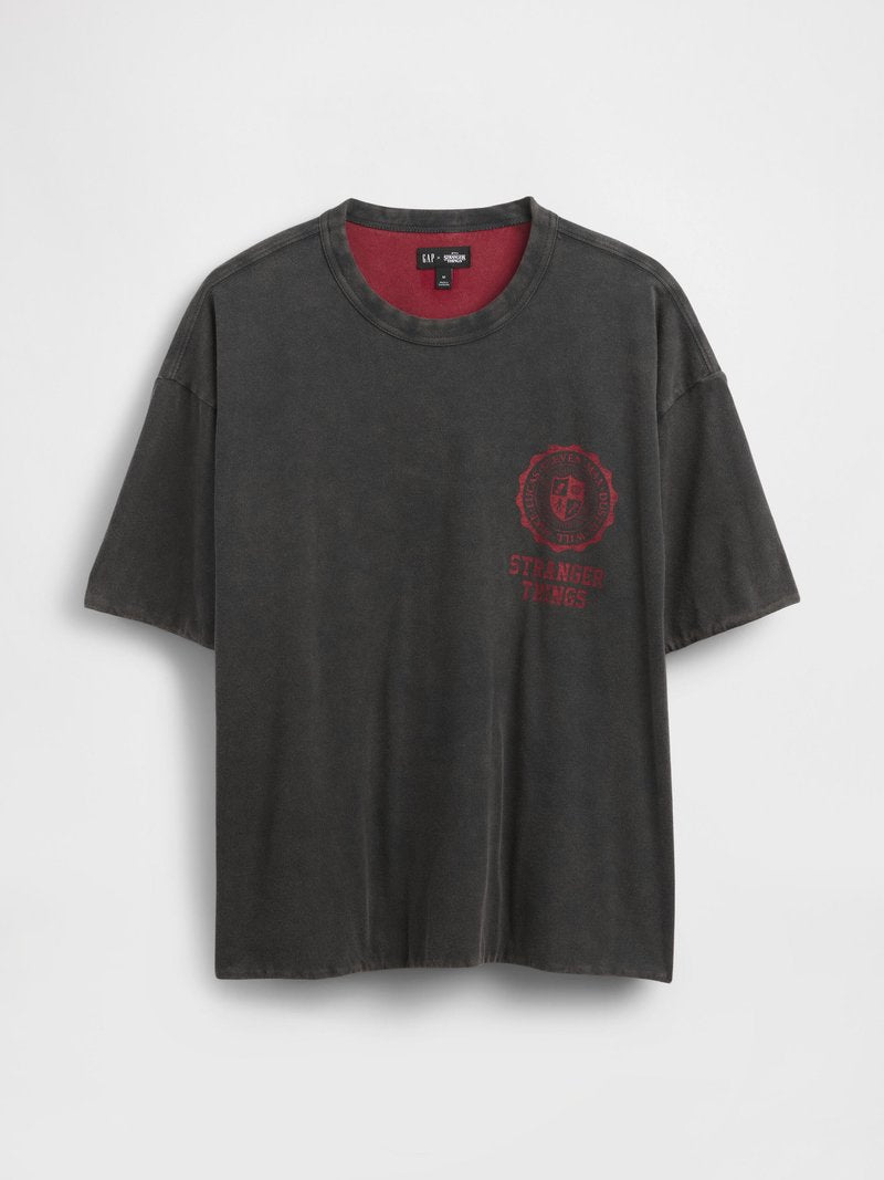 Dunkelgraues Baumwoll-T-Shirt mit rundem Ausschnitt und kurzen Ärmeln, mit einem roten Grafikdesign, das "STRANGER THINGS" zeigt.