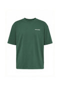 Dunkelgrünes T-Shirt mit kurzen Ärmeln und Rundhalsausschnitt, mit kleinem weißem "PEGADOR"-Logo auf der linken Brust.
