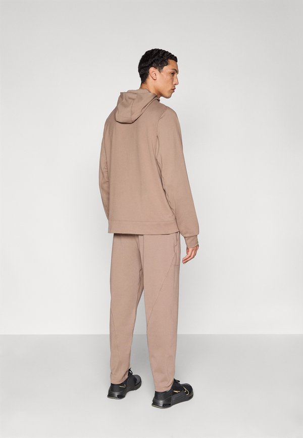 Nike Performance