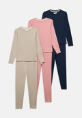 Drei Sets aus langärmeligen Oberteilen und Hosen: eines in Beige, eines in Rosa, eines in Marineblau. Weicher Stoff mit runden Ausschnitten und schlichtem Design.