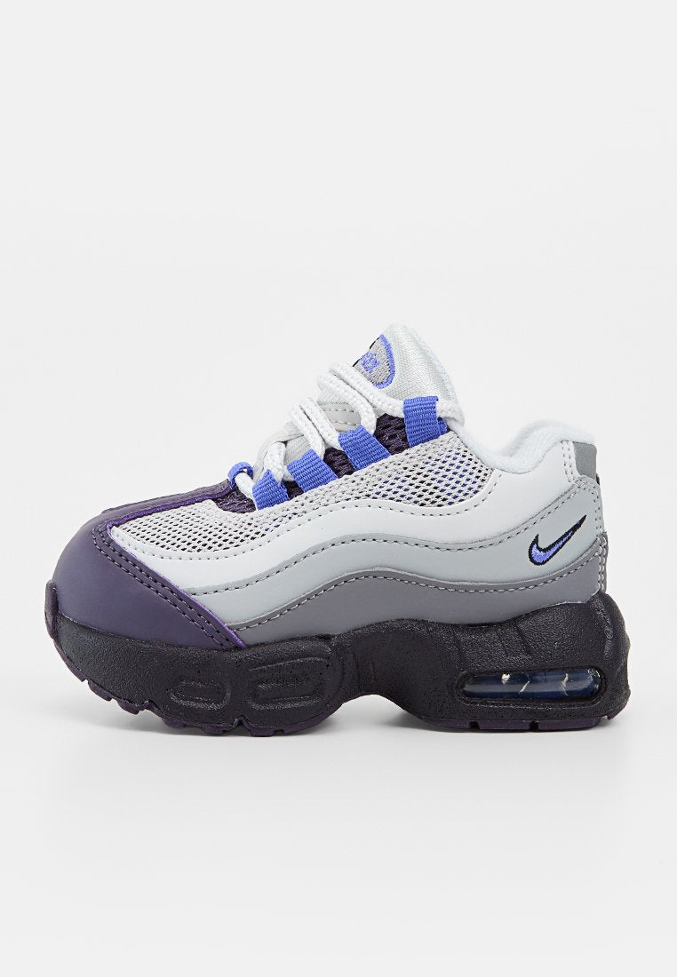Weißer, grauer und lila Nike Air Max Sneaker mit schwarzer Sohle und sichtbarer Luftdämpfung von der Seite vor weißem Hintergrund.