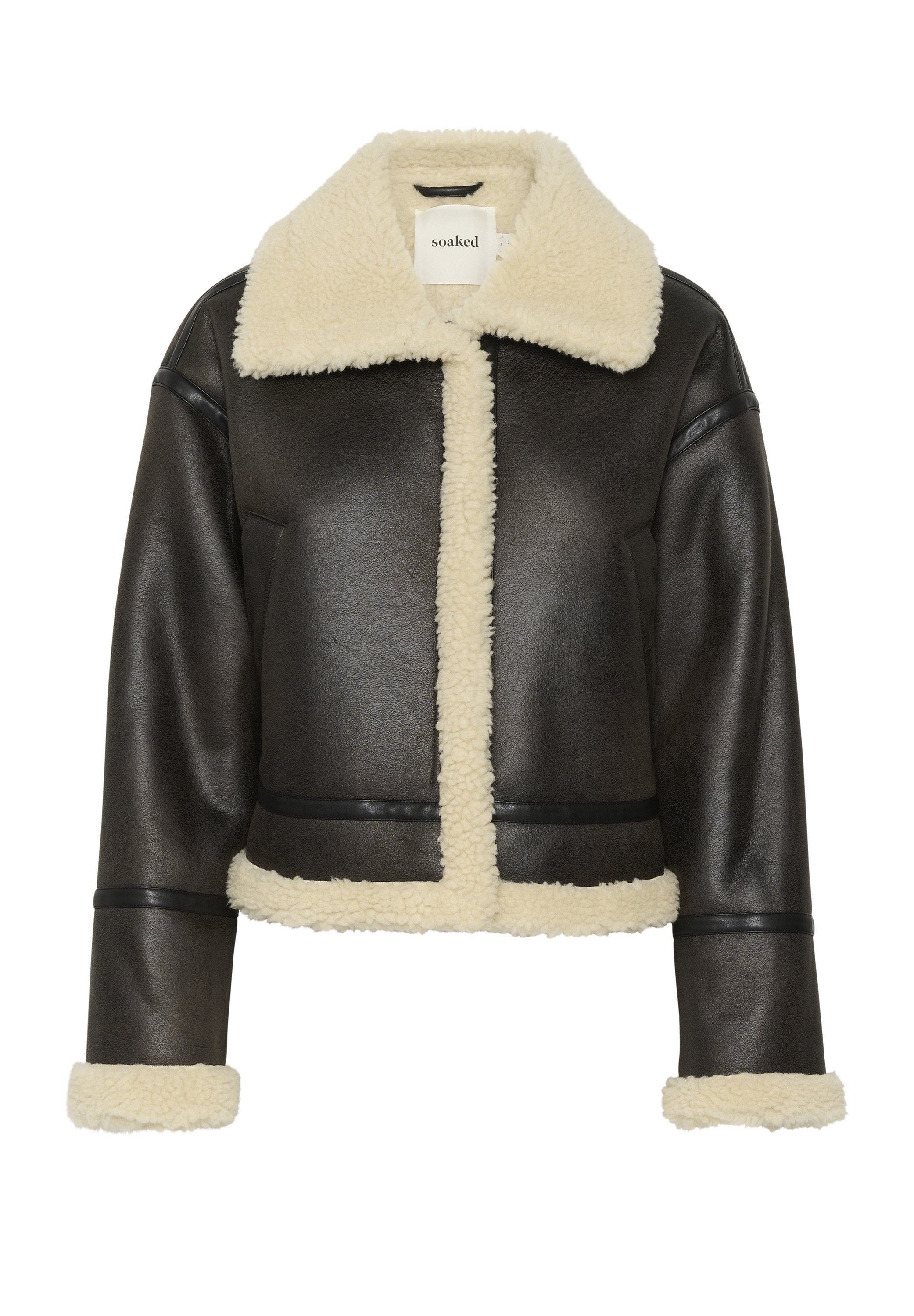 Schwarze Kunstlederjacke mit einem cremefarbenen Schafswollkragen und -manschetten. Verfügt über ein verkürztes Design mit einer Vorderfrontschlie-ßung und sichtbaren Nähten.