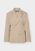 Beiger zweireihiger Blazer mit Kerb-Revers, zwei Knöpfen, Pattentaschen und einer Brustleistentasche, dargestellt vor einem einfarbigen hellen Hintergrund.