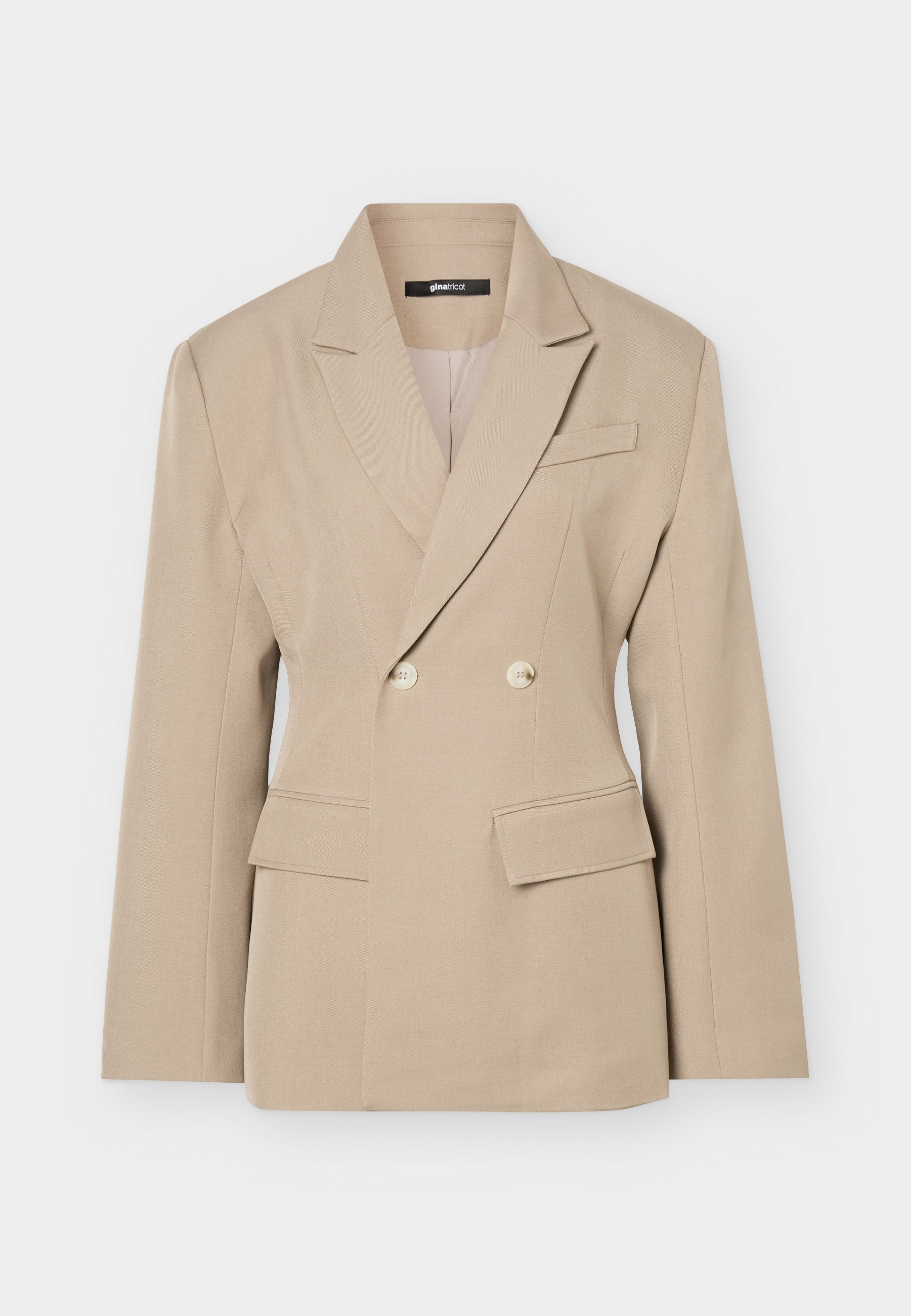 Beiger zweireihiger Blazer mit Kerb-Revers, zwei Knöpfen, Pattentaschen und einer Brustleistentasche, dargestellt vor einem einfarbigen hellen Hintergrund.
