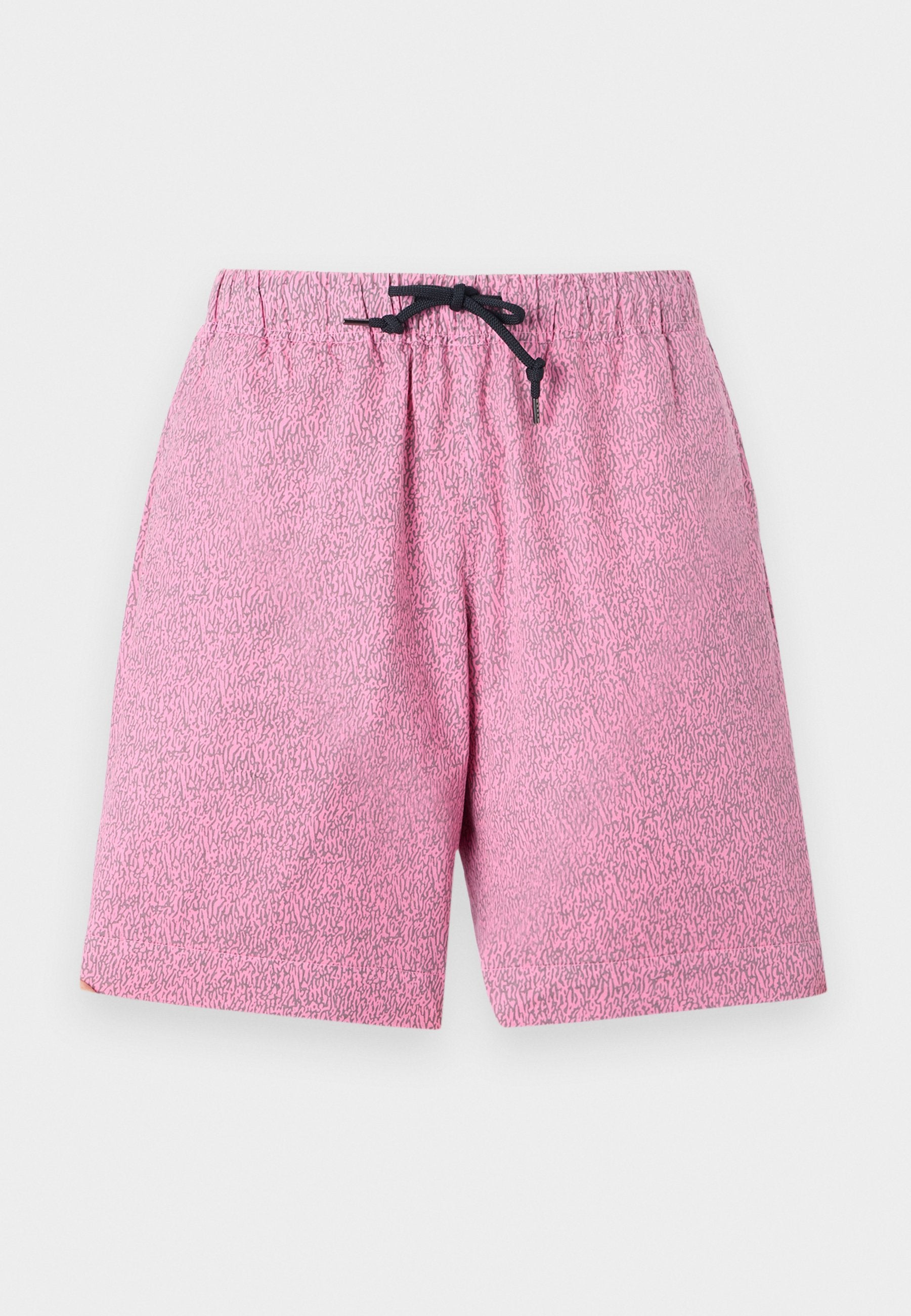 Rosa gemusterte Badeshorts mit einem elastischen Bund und schwarzem Kordelzug. Das Material scheint leicht und mit einer strukturierten Oberfläche versehen zu sein.
