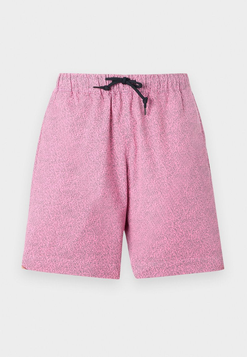 Rosa gemusterte Badeshorts mit einem elastischen Bund und schwarzem Kordelzug. Das Material scheint leicht und mit einer strukturierten Oberfläche versehen zu sein.