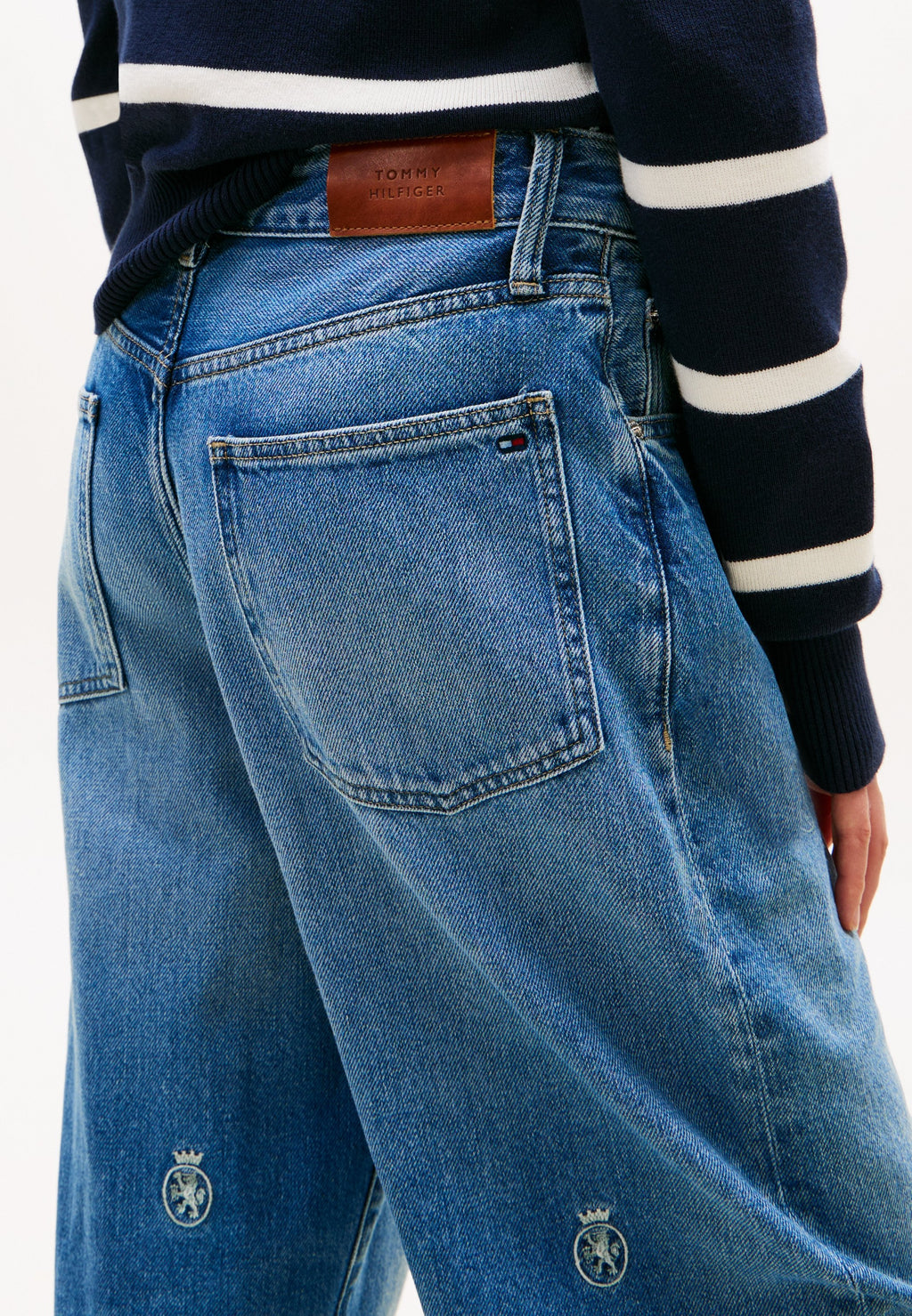 CREST EMBROIDERY MID RISE BARREL LEG JEANS Media 5