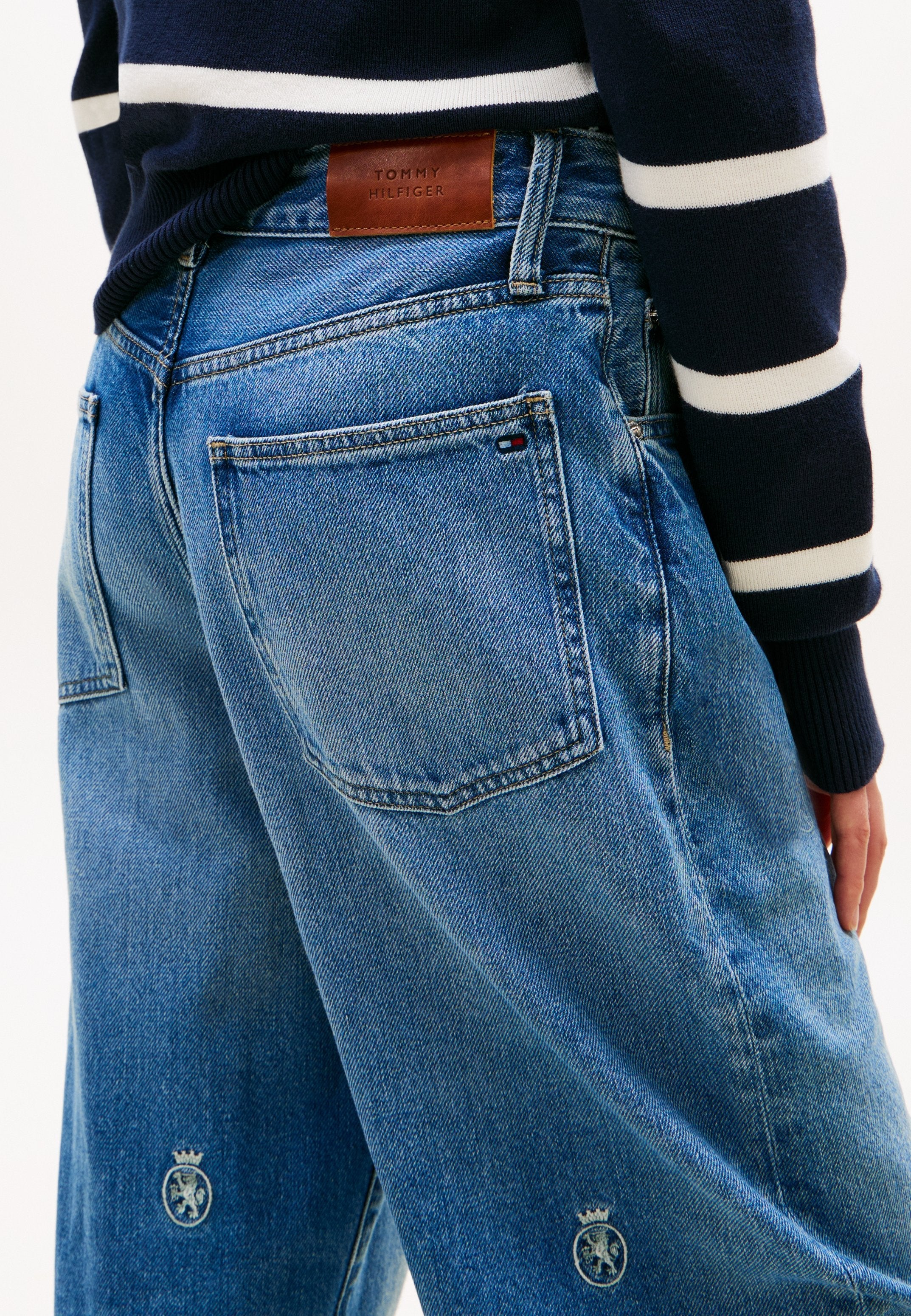 CREST EMBROIDERY MID RISE BARREL LEG JEANS Media 5