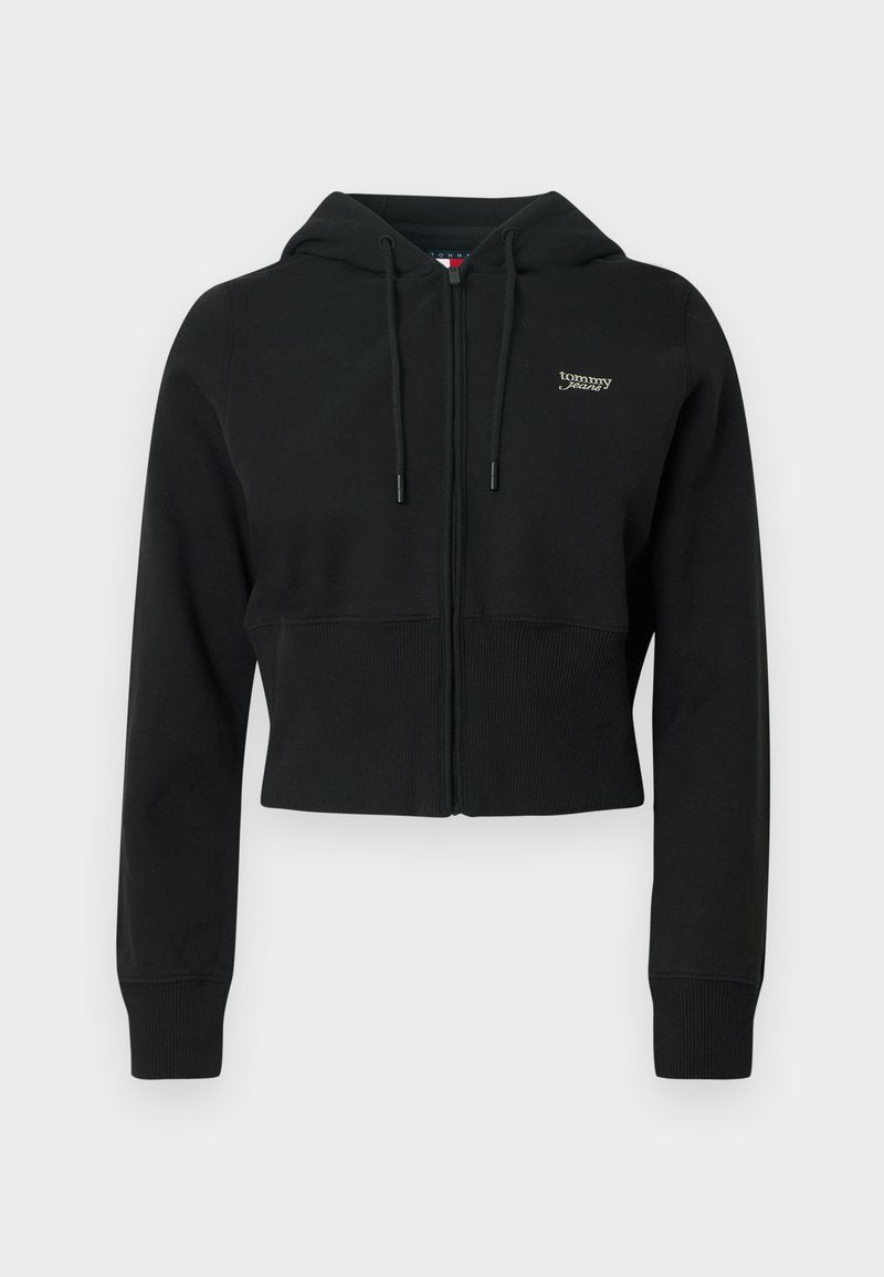 Schwarzer, kurz geschnittener Kapuzenpullover mit Reißverschluss, Kordelzug an der Kapuze, gerippten Bündchen und Saum, mit kleinem gesticktem Logo auf der Brust. Glatte Textur.