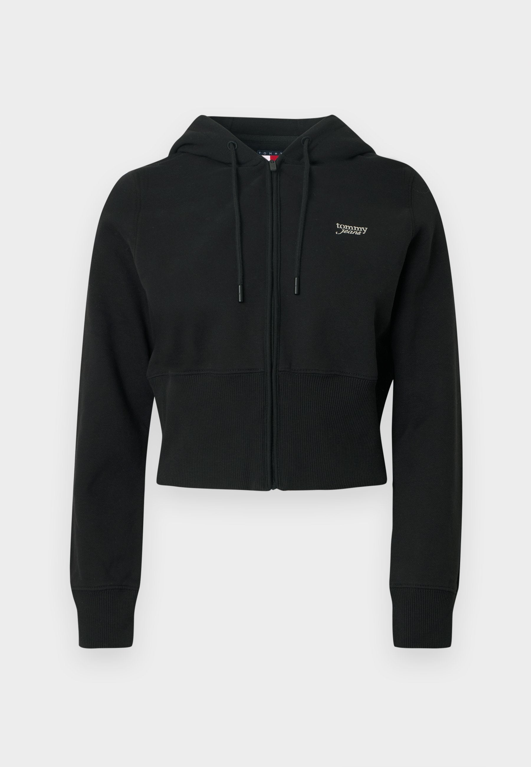 Schwarzer, kurz geschnittener Kapuzenpullover mit Reißverschluss, Kordelzug an der Kapuze, gerippten Bündchen und Saum, mit kleinem gesticktem Logo auf der Brust. Glatte Textur.