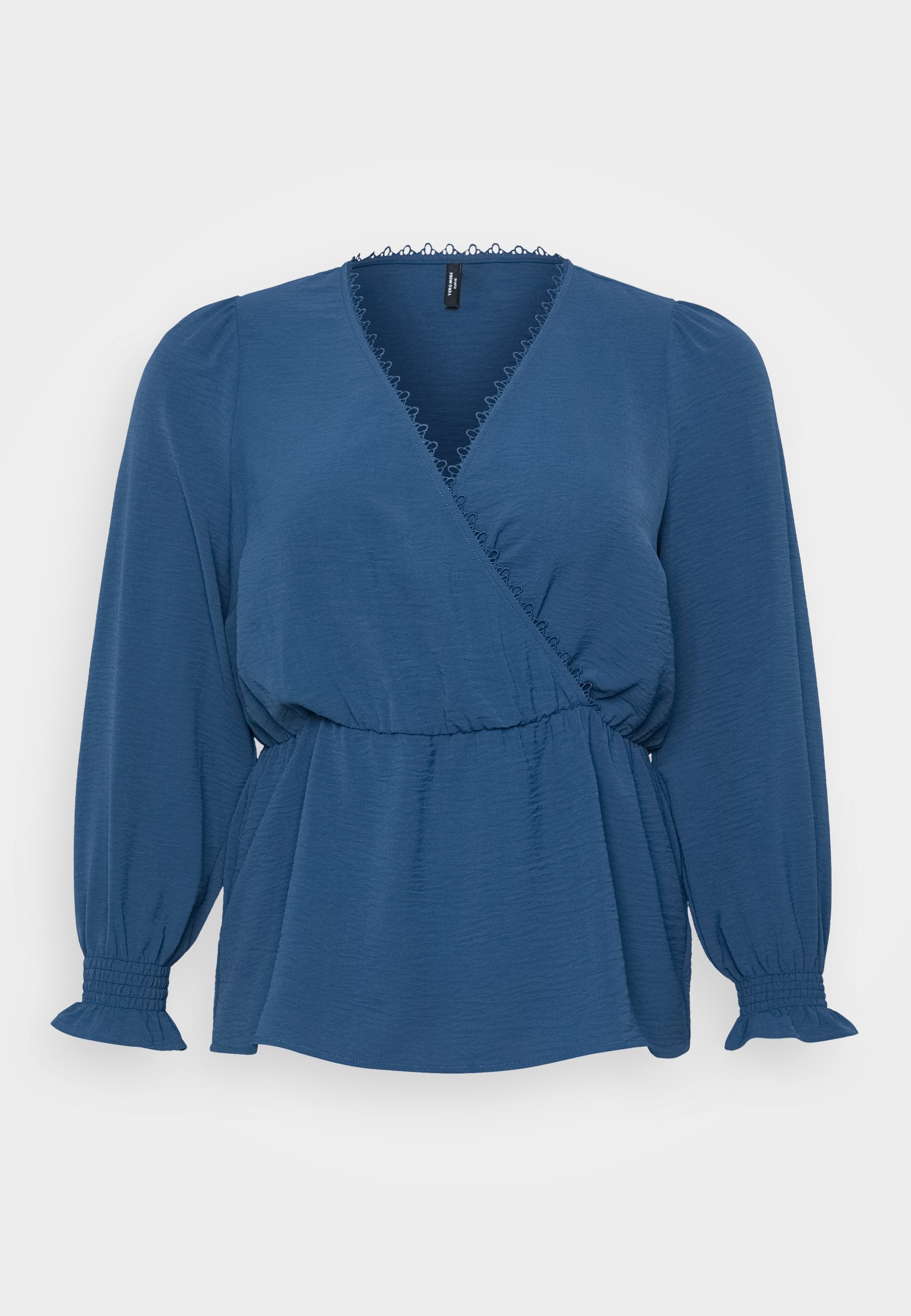 Blaue Wickelbluse aus strukturiertem Stoff. Mit langen Puffärmeln mit elastischen Bündchen, Spitzenbesatz am Ausschnitt und taillierter Passform.