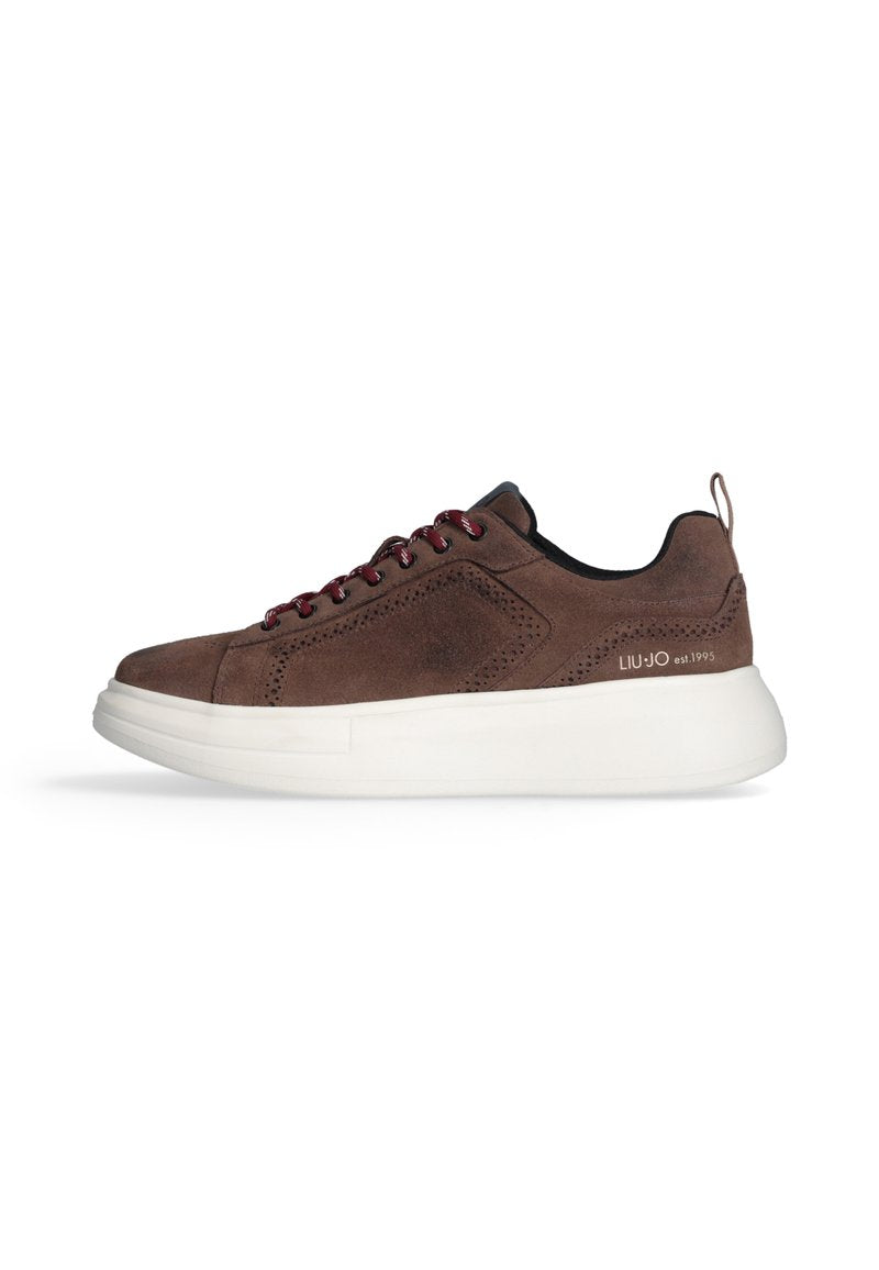 Braune Wildleder-Sneaker mit weißer Gummisohle, burgunderfarbenen Schnürsenkeln und perforierten Details. Mit Logo an der Seite und Schlaufe an der Ferse.