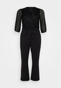 Schwarzer Jumpsuit mit einem Spitzenoberteil, drei Viertel-Ärmeln, tiefem V-Ausschnitt, tailliertem Bund und geraden Hosenbeinen.