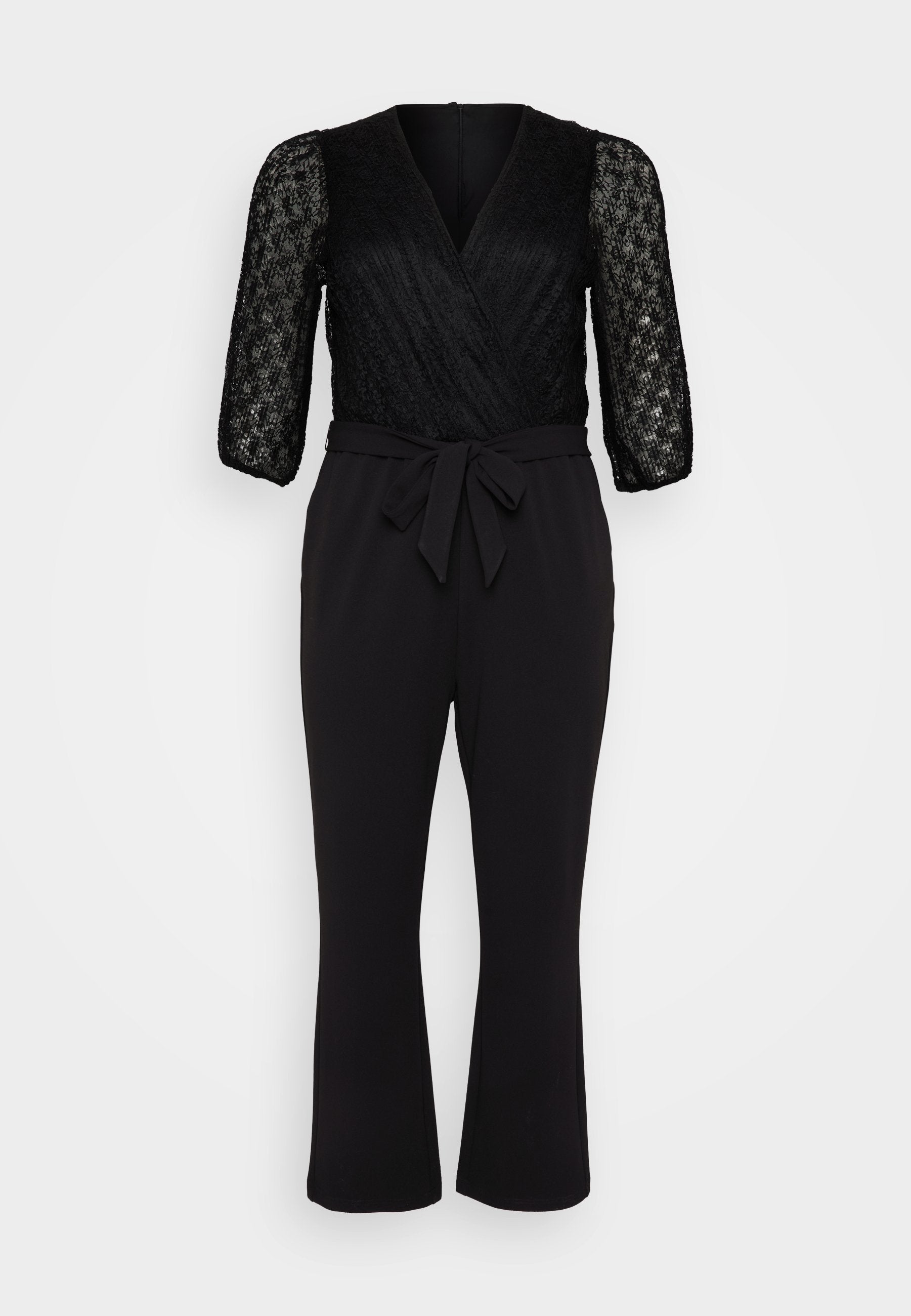 Schwarzer Jumpsuit mit einem Spitzenoberteil, drei Viertel-Ärmeln, tiefem V-Ausschnitt, tailliertem Bund und geraden Hosenbeinen.