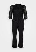 Schwarzer Jumpsuit mit einem Spitzenoberteil, drei Viertel-Ärmeln, tiefem V-Ausschnitt, tailliertem Bund und geraden Hosenbeinen.