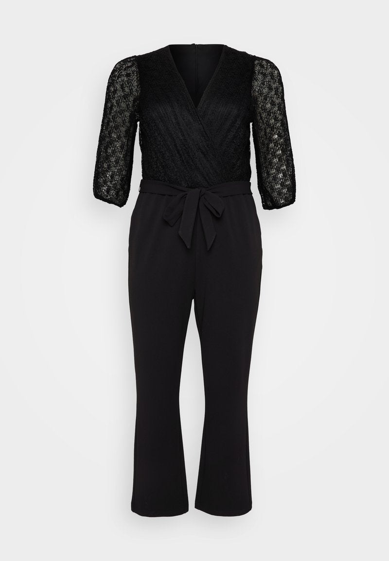 Schwarzer Jumpsuit mit einem Spitzenoberteil, drei Viertel-Ärmeln, tiefem V-Ausschnitt, tailliertem Bund und geraden Hosenbeinen.