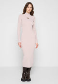 Langärmliges, geripptes Midikleid in sanftem Rosa, mit hochgeschlossenem Hals und einem dekorativen Metallelement am Kragen.