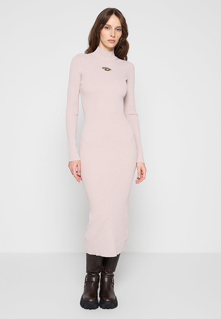 Langärmliges, geripptes Midikleid in sanftem Rosa, mit hochgeschlossenem Hals und einem dekorativen Metallelement am Kragen.