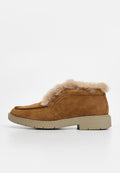Wildleder-Ankle Boots in Tan mit einem Kunstpelzkragen. Sie verfügen über eine runde Zehenform und eine robuste beige Gummisohle. Strukturierte Oberfläche im gesamten Design.