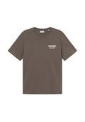 Braunes Baumwoll-T-Shirt mit Rundhalsausschnitt, kurzen Ärmeln und einem kleinen weißen Logo auf der linken Brust. Glatte Textur, lässiger Schnitt.