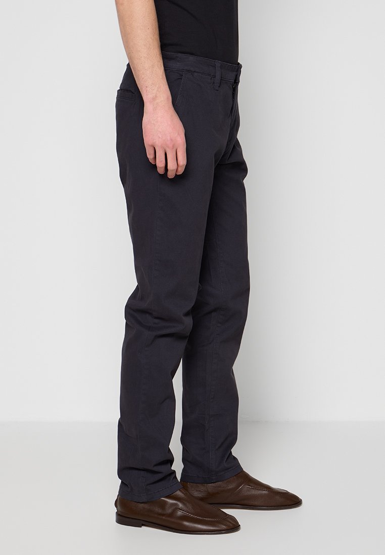 REGULAR FIT Media 2