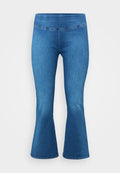 Ausgestellte blaue Jeans mit mittlerer Bundhöhe, die eine glatte Textur und ein klassisches Fünf-Taschen-Design aufweisen. Am Saum mit einem dezenten Stichdetail verziert.