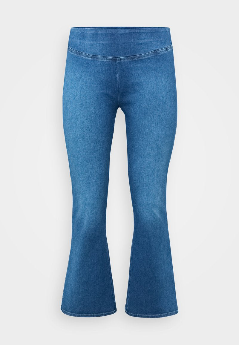 Ausgestellte blaue Jeans mit mittlerer Bundhöhe, die eine glatte Textur und ein klassisches Fünf-Taschen-Design aufweisen. Am Saum mit einem dezenten Stichdetail verziert.