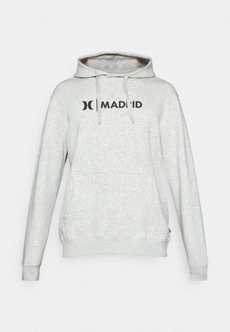 Grauer Baumwoll-Hoodie mit einer Kängurutasche, langen Ärmeln, einer Kapuze mit Kordelzug und einem schwarzen "MADRID"-Logo auf der Brust.
