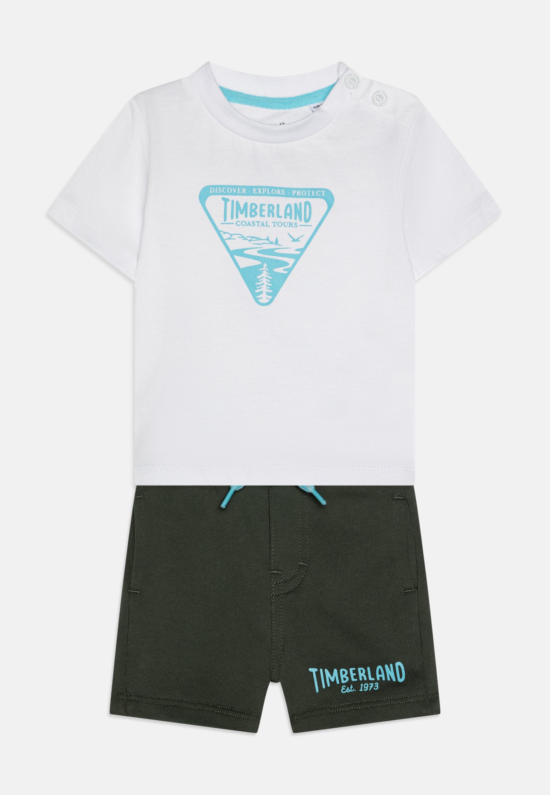 Weißes T-Shirt mit blauem Timberland-Graphic und grünen Shorts mit blauer Kordel und Logo. Baumwollstoff, kurze Ärmel, lässiger Stil.
