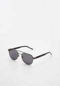 Schwarze Aviator-Sonnenbrille mit dunkel getönten Gläsern und dünnem Metallrahmen, versehen mit roten Hugo-Logos auf den Gläsern und Bügeln.