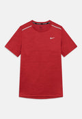 Rotes kurzärmeliges Nike Dri-FIT Laufshirt mit reflektierenden Streifen auf den Schultern und weißem Nike-Swoosh auf der Brust.