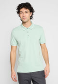 Hellgrünes Poloshirt aus weichem Stoff mit klassischem Kragen, einer Drei-Knopf-Leiste und weißen Akzentstreifen am Kragen.
