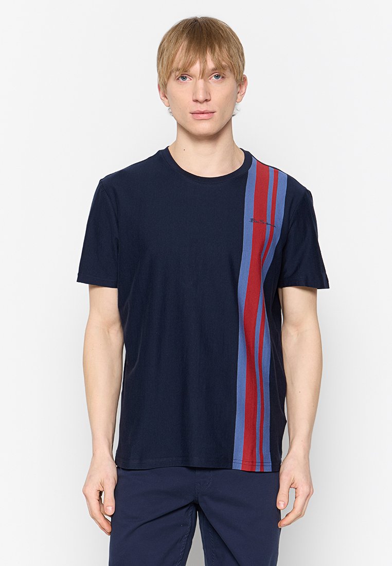 Navy-blaues Baumwoll-T-Shirt mit Rundhalsausschnitt, kurzen Ärmeln und vertikalen Streifen in Rot und Hellblau auf der linken Seite.