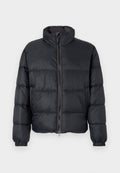 Schwarze Pufferjacke mit hohem Kragen, horizontaler Naht, Frontreißverschluss und elastischen Bündchen. Hergestellt aus leichtem, glattem Material.