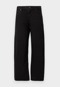 Schwarze Jeans mit geradem Bein, fünf Taschen, Knopfverschluss und Gürtelschlaufen, flach auf hellem Hintergrund präsentiert.