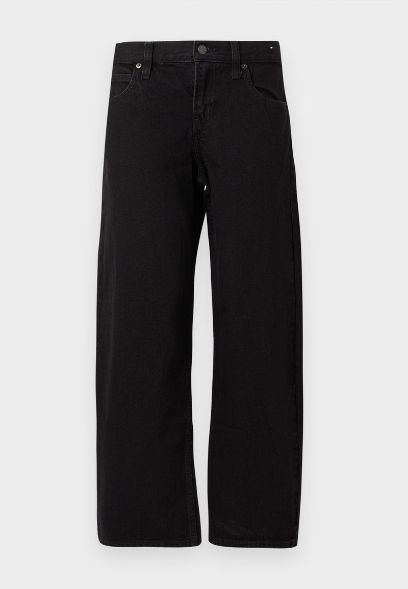 Schwarze Jeans mit geradem Bein, fünf Taschen, Knopfverschluss und Gürtelschlaufen, flach auf hellem Hintergrund präsentiert.