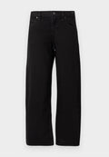 Schwarze Jeans mit geradem Bein, fünf Taschen, Knopfverschluss und Gürtelschlaufen, flach auf hellem Hintergrund präsentiert.