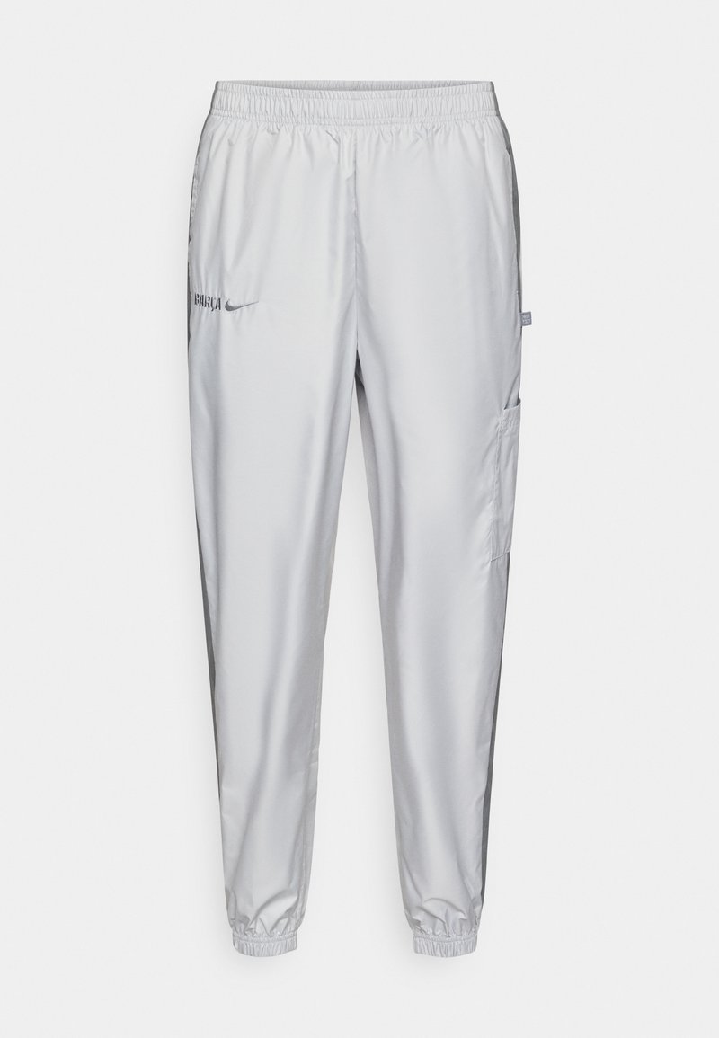 Hellgraue Sporthose aus glattem Stoff mit elastischem Bund, Seitentaschen und gestickten Logodetails auf der Vorderseite.