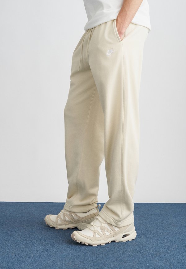 Nike Sportswear M NK CLUB FT OH PANT - Tracksuit bottoms - khaki/white