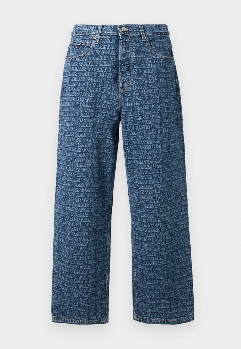 Blaue Jeans aus Denim mit geradem Bein, die ein durchgängiges wiederholtes Logo-Muster in einem helleren Blauton aufweisen. Klassischer Fünf-Taschen-Stil.