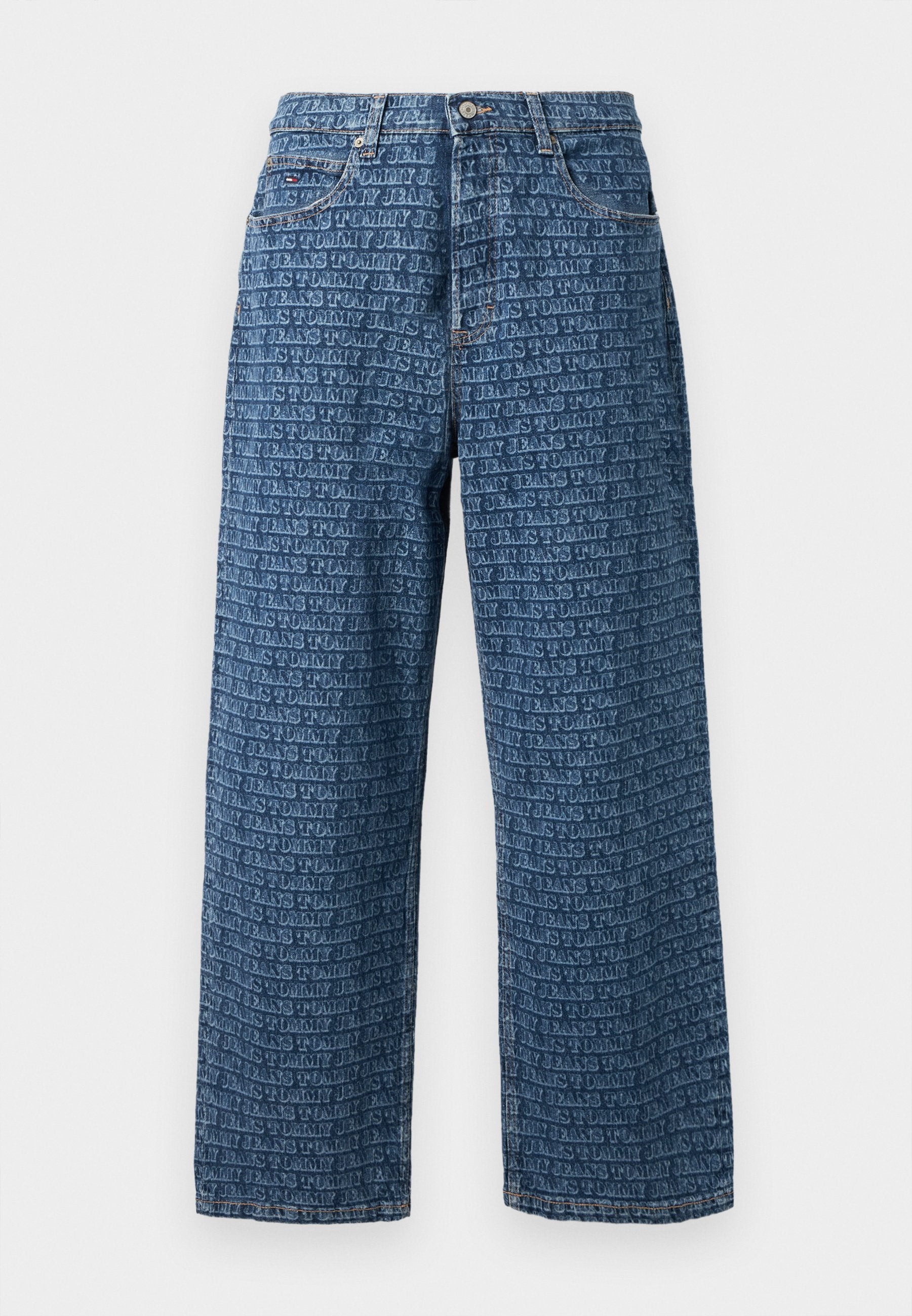 Blaue Jeans aus Denim mit geradem Bein, die ein durchgängiges wiederholtes Logo-Muster in einem helleren Blauton aufweisen. Klassischer Fünf-Taschen-Stil.