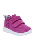 Kinderschuh aus pinkfarbenem Wildleder mit zwei Klettverschlüssen, weißer Sohle, Netzfutter und Sternmotiv an der Seite.
