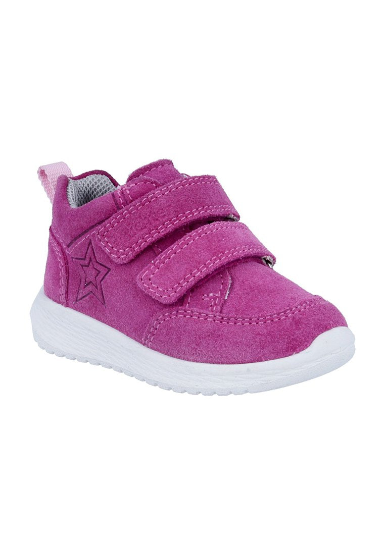 Kinderschuh aus pinkfarbenem Wildleder mit zwei Klettverschlüssen, weißer Sohle, Netzfutter und Sternmotiv an der Seite.