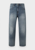 Hellblaue Jeans aus Denim mit geradem Schnitt, ausgestattet mit fünf Taschen, einem Reißverschluss und dezenten Verwaschungen an den Beinen. Mit Ziernähten veredelt.